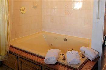 Sybaris Pool Suites Mequon Brown Deer 外观 照片